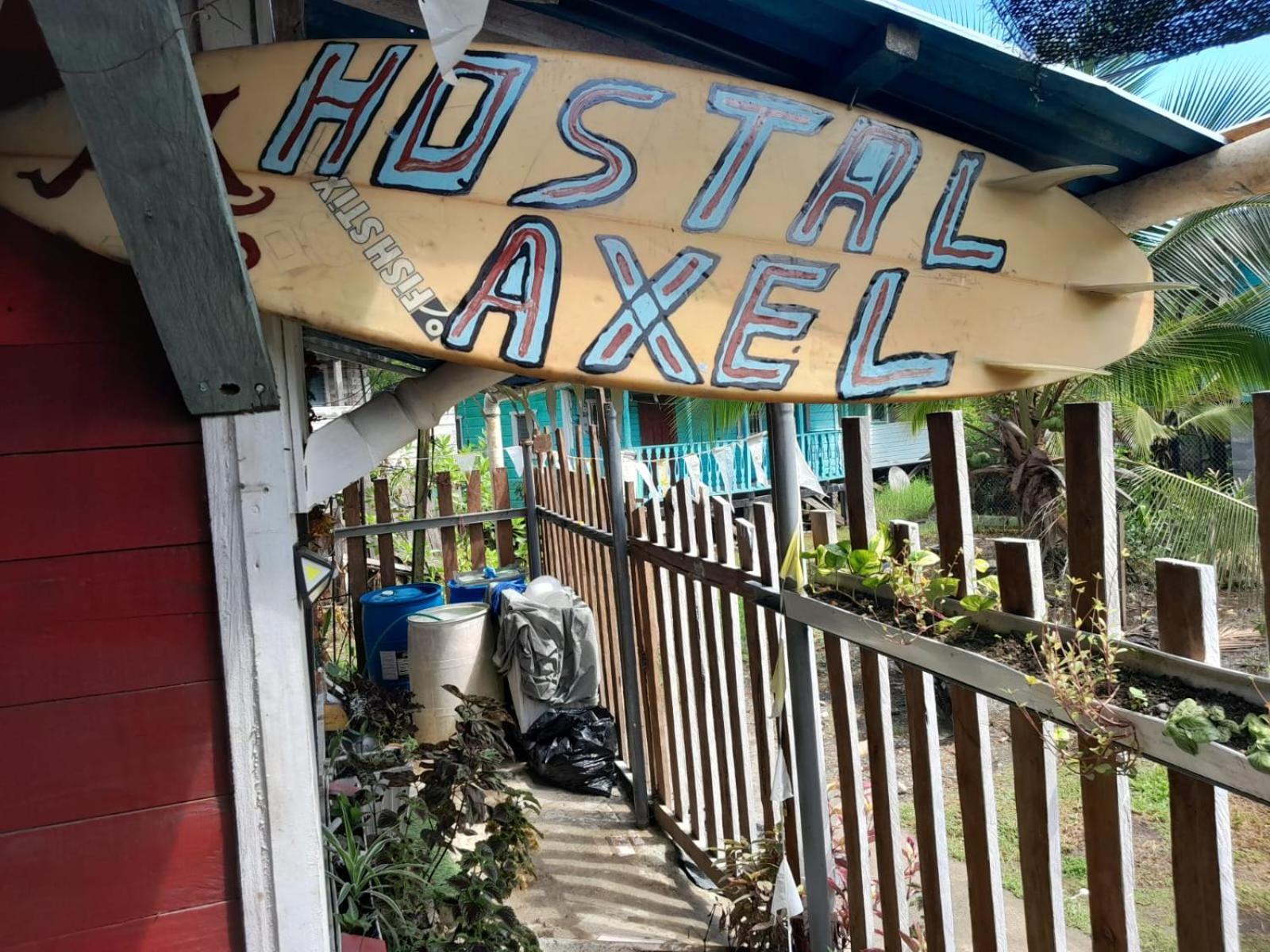 בוקס דל טורו Hostal Cafe Axel מראה חיצוני תמונה